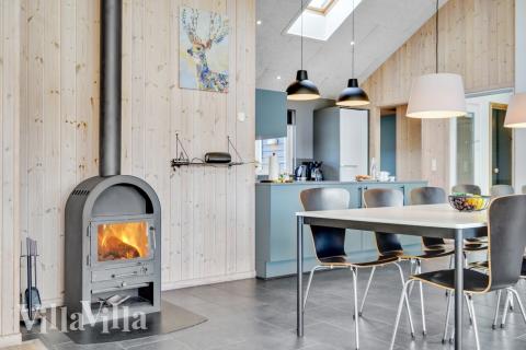 Det stora ljusa vardagsrummet i lyxstuga nr 260 för 16.