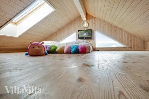 Några av de 20 sovplatserna finns på loftet i lyxstuga nr 237