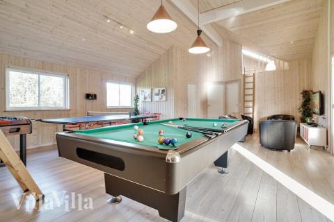 Lyxstuga 237 för 20 personer har ett stort aktivitetsrum med bl.a. biljard och dart