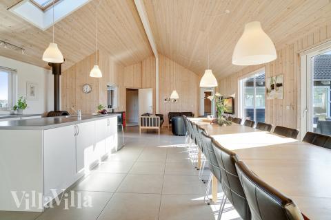 Vardagsrummet i lyxstuga nr. 237 har plats för 20 personer.