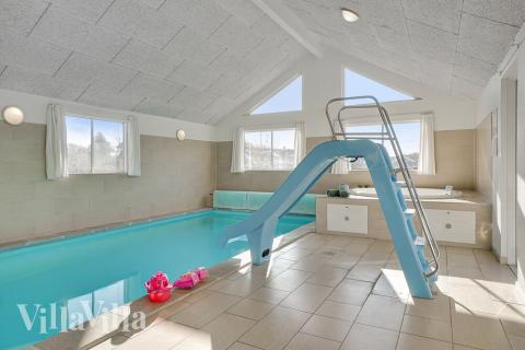 Den härliga poolen i lyxstuga nr 237 för 20 personer