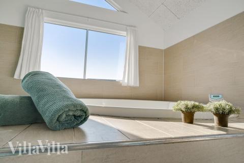 Njut av spabadets värme i lyxstuga nr 237 i Sydjylland