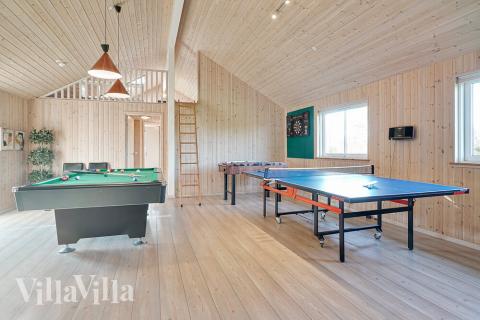 Tävla i sommarhusets aktivitetsrum när ni besöker lyxhus nr 237 i Sydjylland.