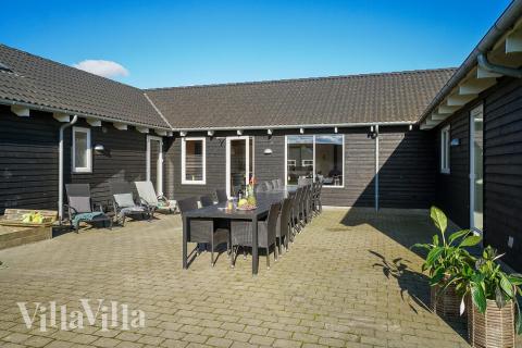 Lyxstuga nr 237 har en härlig terrass med sköna trädgårdsmöbler för 20 personer.