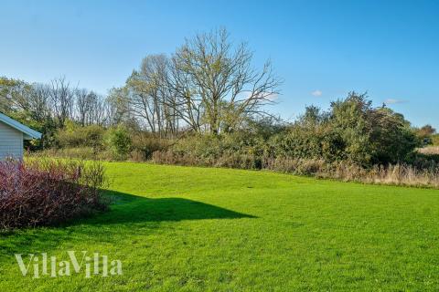 På terrassen i sommarhus nr 237 finns det plats för upp till 20 gäster.