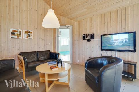 Det stora ljusa vardagsrummet i lyxstuga nr 237 för 20.