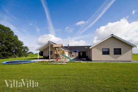 Välkommen till en fantastisk semester i detta luxuösa hus nära sandstranden