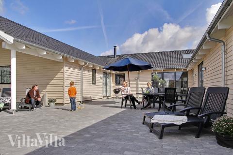 Utanför kan det grillas på den delvis taklagda terrassen. De minsta kan leka på tomten som även har gungor och sandlåda