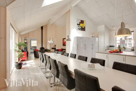 Allrummet är ljust och rymligt, och blir gärna husets naturliga samlingspunkt