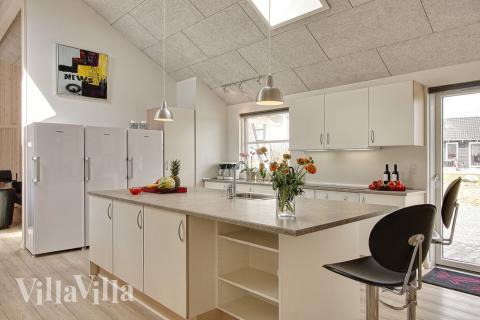 Köket är inrättat med alla tänkbara faciliteter för semesterns matlagning, och det finns plats för både medhjälpare och umgängen vid köksön