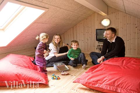 Barn och unga kan vältra sig i den stora lek- sovalkoven som har plattskärms-tv med DVD