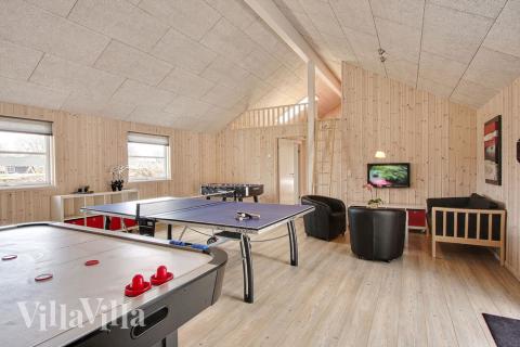 Efter simturen finns oändliga möjligheter för ytterligare underhållning. I aktivitetsrummet kan man utmana varandra i bordtennis och dart, och huset har naturligtvis också Internet, DVD, kabel tv och Playstation 2