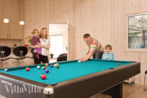 I biljardrummet kan det tävlas i både biljard och dart då åskådarna mixar drinkar i baren