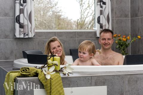 Efter en simtur i poolen kan man slappa i det inbyggda spa badet eller i bastun