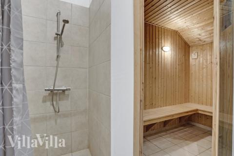 Njut av bastuvärmen i lyxstuga nr 262 för 14 personer