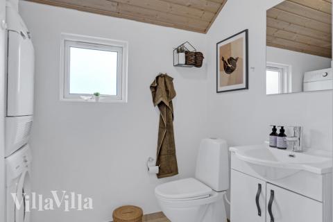 Ett duschrum finns i lyxstuga nr 262 för 14 personer.