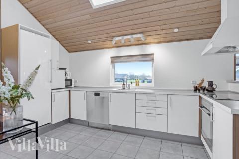 Köket i lyxstuga nr 262 är generöst inrett.