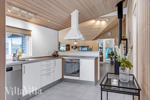 Köket i lyxstuga nr 262 är utrustat så att ni kan laga mat till 14 personer.