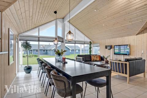 Det stora ljusa vardagsrummet i lyxstuga nr 262 för 14.