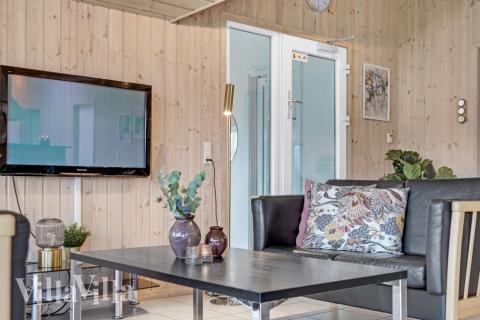 I soffhörnan i lyxstuga 262 i Sydjylland kan ni spela brädspel eller titta på film tillsammans.