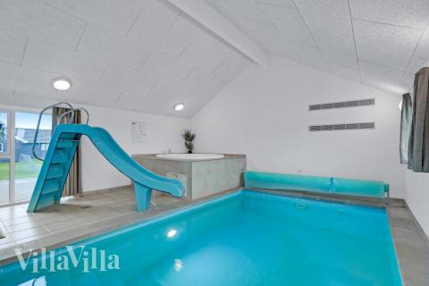 Sommarstuga 262 är inredd med en smakfull poolavdelning som har vattenrutschbana, ett stort inbyggt spapad och bastu