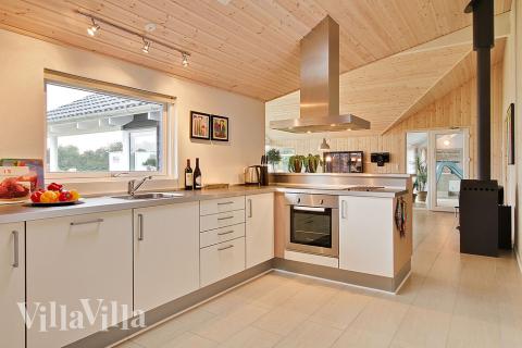 Köket, som ligger i direkt förbindelse med allrummet, är stort och naturligtvis utrustat med alla moderna bekvämligheter