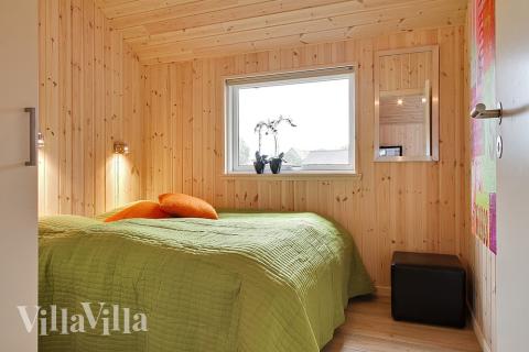 Alla sovrum är ljusa och inrättade med garderober och boxmadrasser