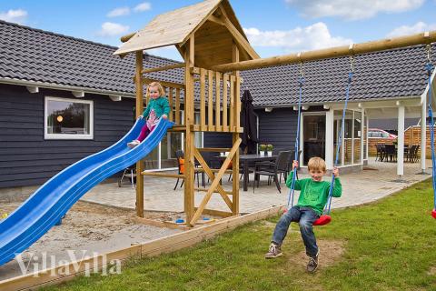 Utomhus finns det möjlighet till grillning under den delvis takbelagda terrassen – och barnen har tillgång till både gungor, rutschkana, sandlåda och lektorn.