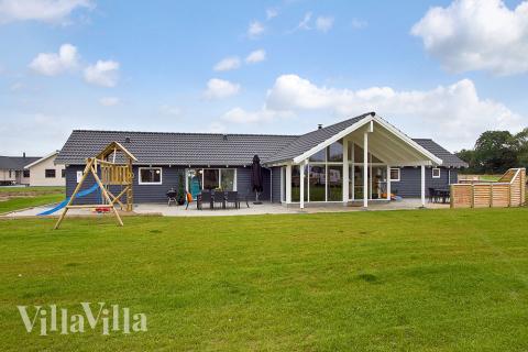 Detta härliga poolhus bjuder på en skön semester med både avkoppling och hålligång