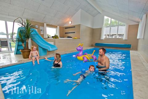 Poolavdelningen innehåller utöver swimmingpool med vattenrutschbana, även ett 4-6 persons spa bad och bastu