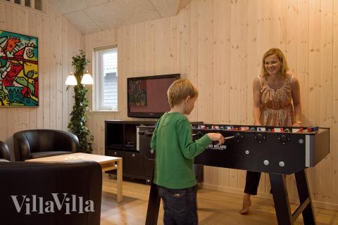 Efter simturen finns oändliga möjligheter för ytterligare underhållning. I aktivitetsrummet kan man utmana varandra i biljard och dart