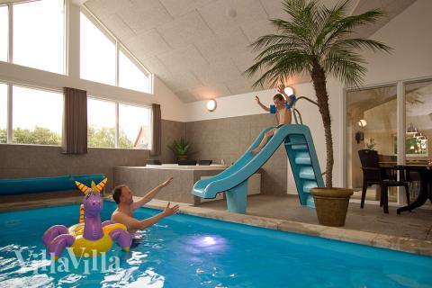 I husets egna pool kan det badas i timvis för att därefter koppla av i husets bastu eller spa bad