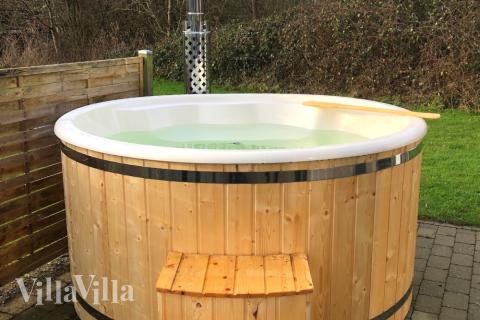 Till den trevliga sommarstugan nr 255 i Sydjylland erbjuds en mängd utomhusaktiviteter, t.ex. lektorn och gungor