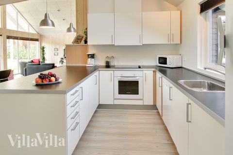 Köket är praktiskt inrättat i förbindelse med allrummet så att det kan kommuniceras emellan under matlagningen