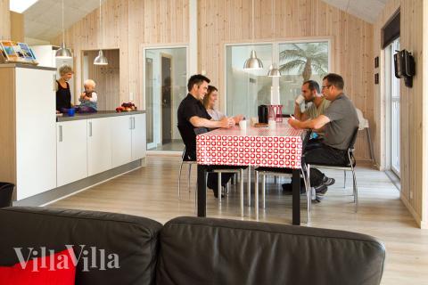 Vardagsrummet, som har insyn till poolrummet, är smakfullt inrett med komfortabla möbler, kakelugn och 65 \" plattskärms tv