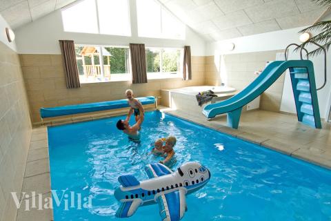 Husets eget badland med pool, motströmsanläggning och vattenrutschbana har även ett stort spa och bastu - ett rent paradis för alla vattenälskare