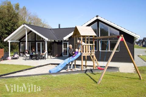 På husets stora solterrass kan det njutas av den danska sommaren och grillas en läcker middag