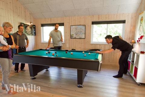 I husets aktivitetsrum kan ni utmana varandra i både biljard/bordtennis och dart