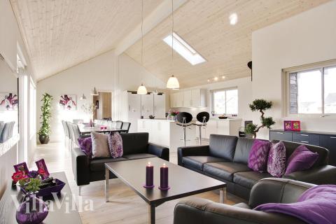 Från den komfortabla soffgruppen med pllattskärms-tv och DVD är det insyn till poolrummet