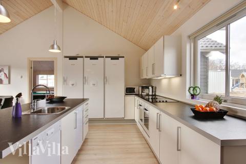 Husets naturliga samlingspunkt är det stora och centralt placerade köket med bl.a. 2 ugnar, 2 kylskåp och 2 spisar