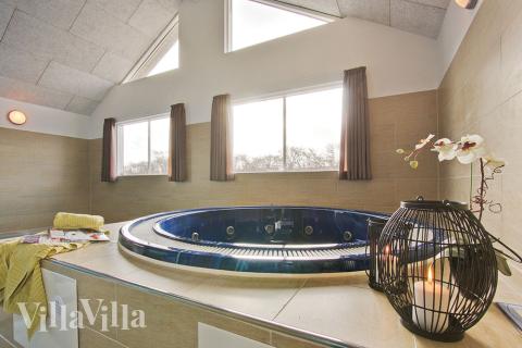 Det stora spabadet erbjuder skön avkoppling och välmående