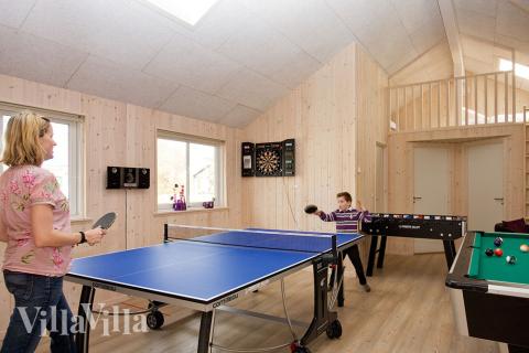 I aktivitetsrummet finns ingen ursäkt att sitta stilla - här kan det tävlas i både biljard, bordtennis, dart och bordsfotboll