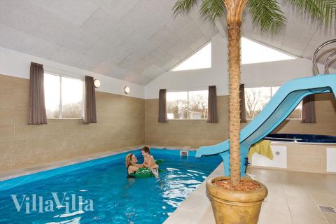 I det stora och ljusa poolrummet är det upplagt för stoj och lek för hela familjen