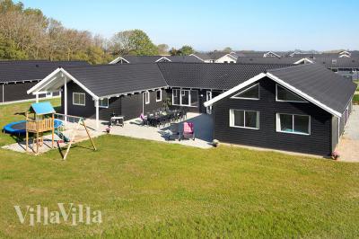 Detta lyxiga poolhus fullt av aktiviteter säkerställer en härlig semester för alla oavsett väder och årstid