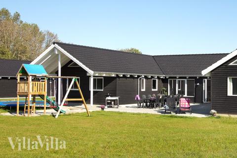 Detta lyxiga poolhus fullt av aktiviteter säkerställer en härlig semester för alla oavsett väder och årstid