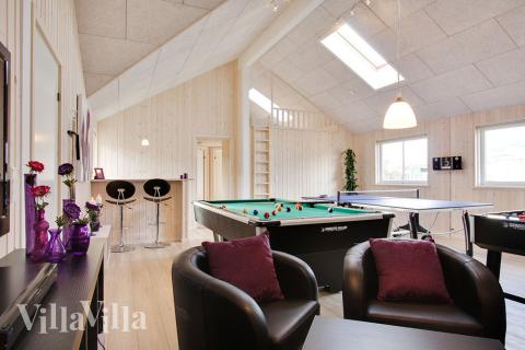 Den mysiga baren har eget kylskåp så att det kan serveras kalla drycker och snacks till alla