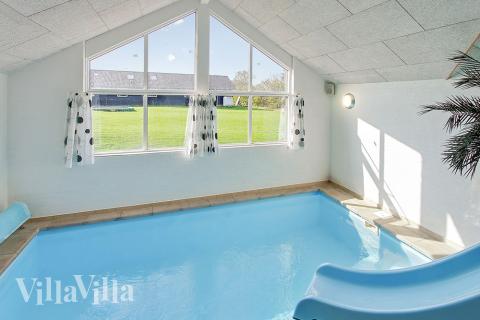 Husets egna badland med pool på 15 m2 har vattenrutschbana, spa-bad och bastu. Ett mekka för alla vattendjur