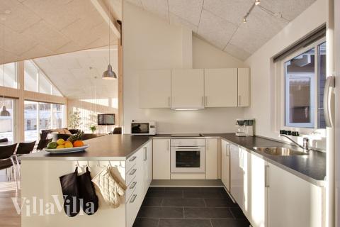 Köket är väl utrustat med alla tänkbara faciliteter 