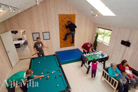 I husets aktivitetsrum finns inga ursäkter att sitta stilla - här kan det spelas både bordtennis, biljard eller dart