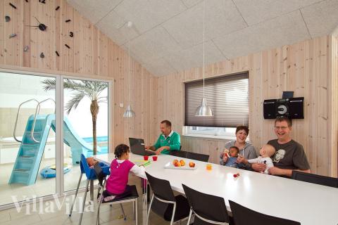 Husets naturliga samlingspunkt – det trevliga kök – allrummet – är smakfullt inrett och här finns möjlighet att tända upp i den mysiga kakelugnen